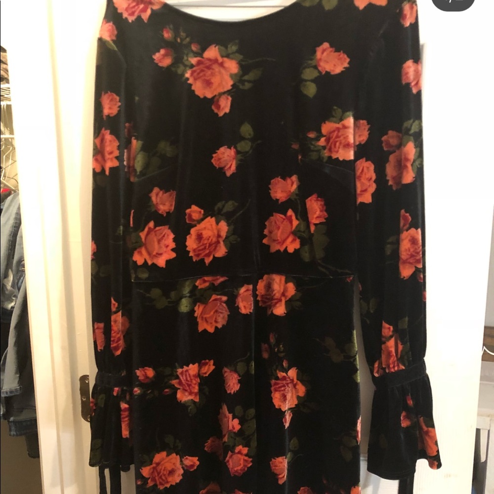 Rose dress with bow sleeves